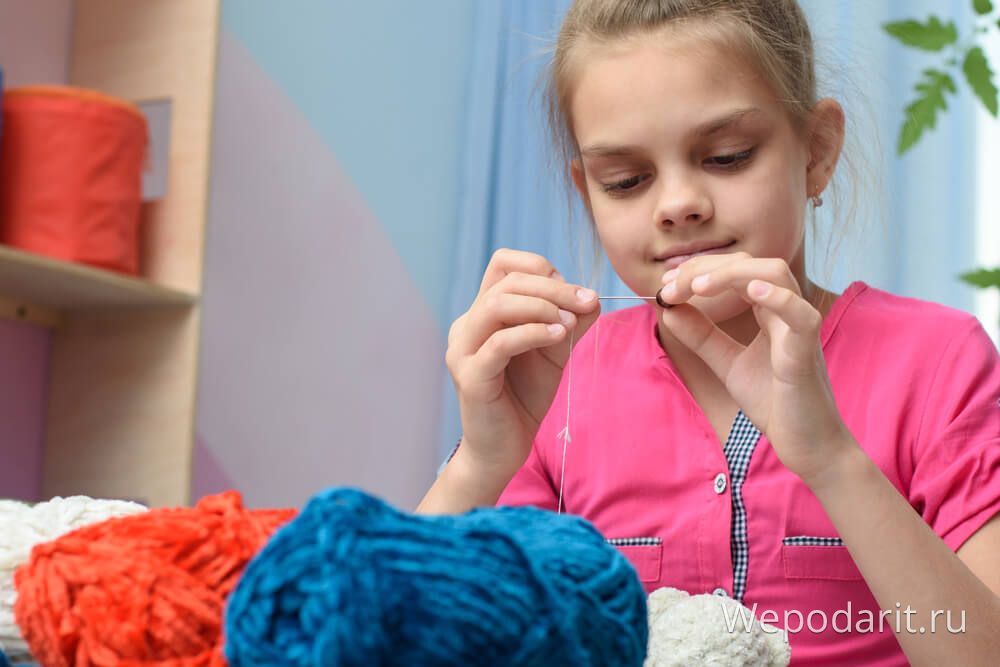 девочка 8 лет плетёт из бисера